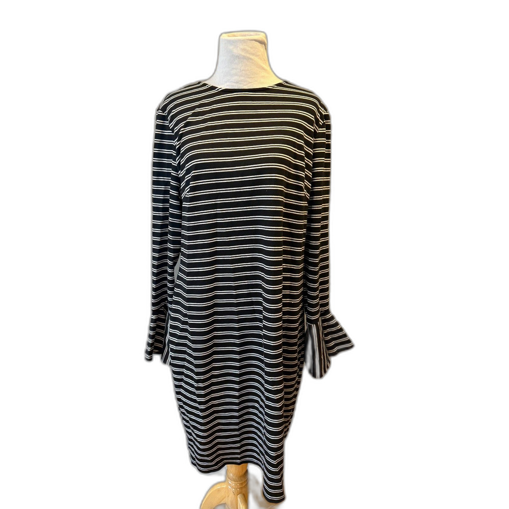 16 CHAPS black and white long sleeve dress